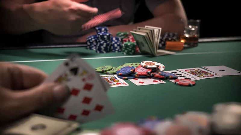 Poker là một trò chơi thú vị và đầy thử thách, đòi hỏi sự kết hợp giữa kỹ năng, chiến lược và may mắn.